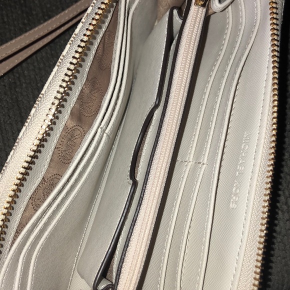 Michael Kors Multi-Functional Wallet & Phone Case - Picture 4 of 8